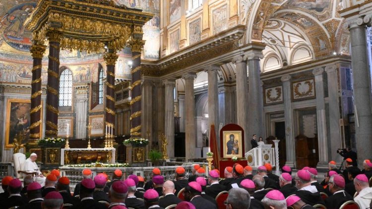 A pápa a püspökökkel és a hívekkel együtt a Szűzanya kegyképe előtt    