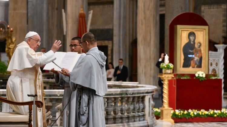 Papież Franciszek modlił się na różańcu o pokój przed wizerunkiem Matki Bożej Salus Populi Romani
