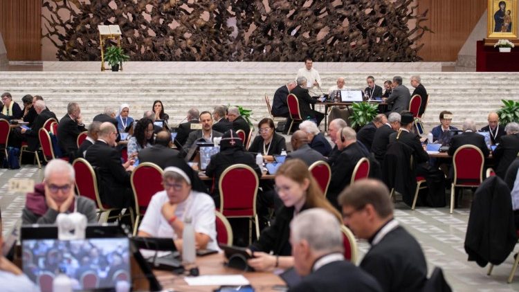 Các tham dự viện Khóa hai của THĐGM về hiệp hành