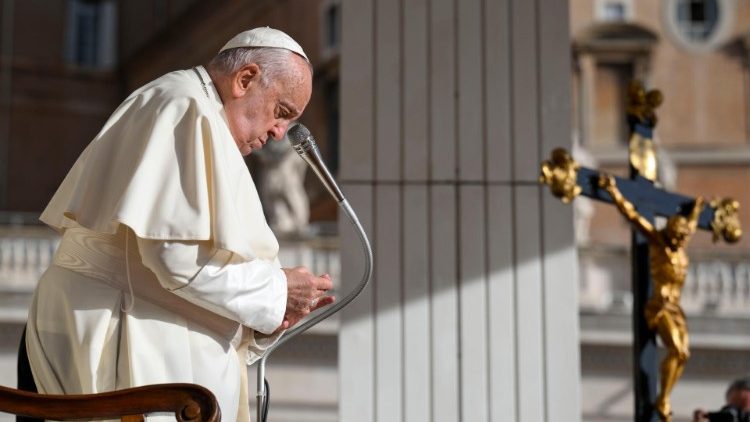 Francesco in raccoglimento durante l'udienza generale