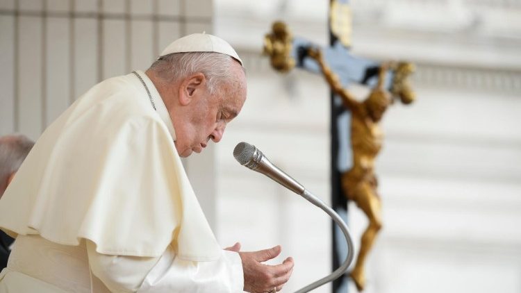 Francisco en recogimiento durante la audiencia general.