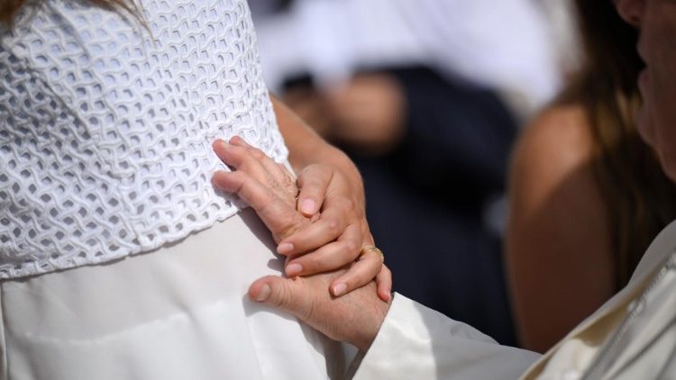 Papa Françeskut duke bekuar një fëmijë të palindur (VATICAN MEDIA Divisione Foto)