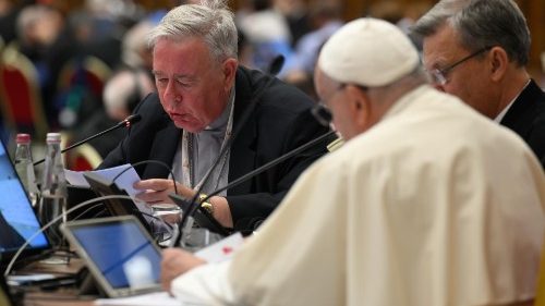 Kardinál Hollerich uvedl další část synodního jednání, věnovaného „Trasám“