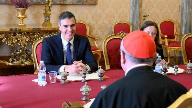 Le président du gouvernement espagnol Pedro Sánchez Perez-Castejon reçu par la Secrétairerie d'État en octobre 2024. 