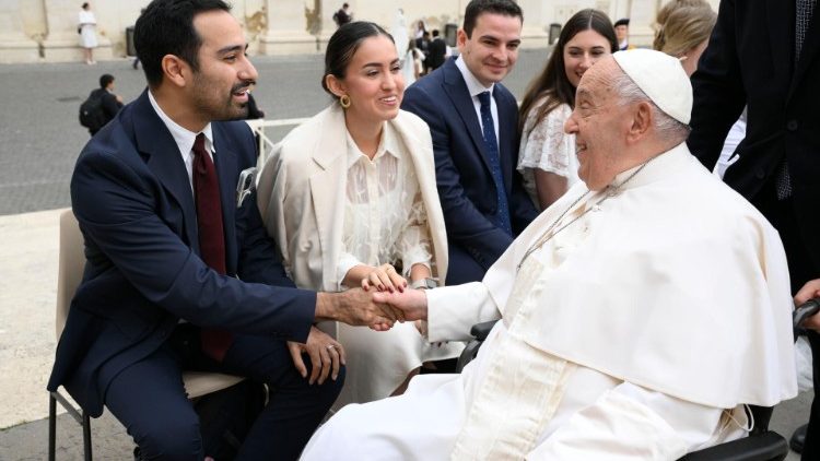 Il Papa incontra coppie di sposi alla fine dell'udienza