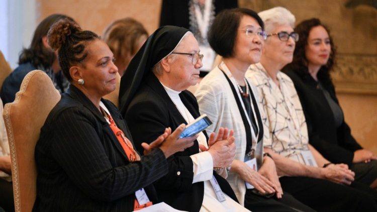 Archivbild: Frauen, die an der Weltsynode 2024 im Vatikan teilgenommen haben