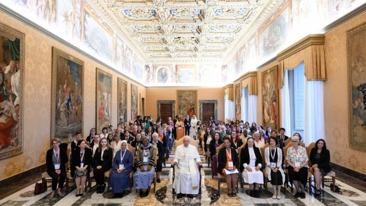 2024.10.19 Зустріч Папи із жінками, що беруть участь у синодальній асамблеї