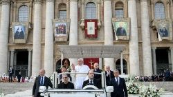 2024.10.20 Santa Messa e Canonizzazione dei Beati Manuel Ruiz Lopez e sette Compagni; Francesco, Mooti e Raffaele Massabki; Giuseppe Allamano; Marie-Leonie Paradis; Elena Guerra