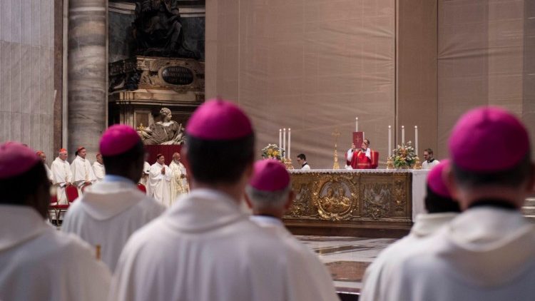 Mašo v čast Svetemu Duhu je v ponedeljek, 21. oktobra 2022, v baziliki sv. Petra daroval generalni tajnik škofovske sinode kardinal Mario Grech