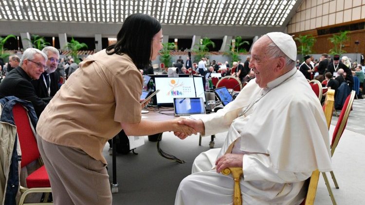 ĐTC Phanxicô và một nữ tham dự viên Đại hội Thượng Hội đồng