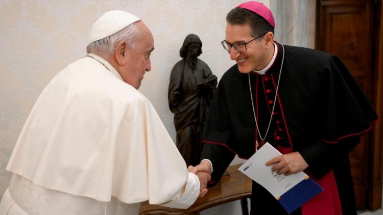 Kard. Sean Patrick O'Malley (rechts), Erzbischof von Boston und Vorsitzender der Päpstlichen Kinderschutzkommission, war diesen Donnerstag (24.10.2024) bei Papst Franziskus