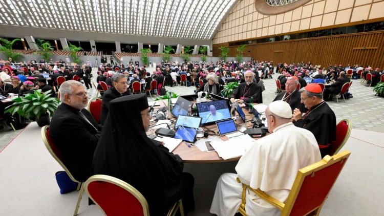 Dans la la salle Paul VI, au cours de la deuxième session du Synode sur la synodalité tenue du 2 au 27 octobre 2024 au Vatican.