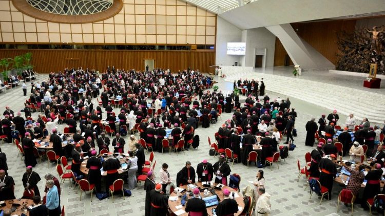 Die Synodenteilnehmer bei der Synode zur Synodalität an Runden Tischen in der Audienzhalle