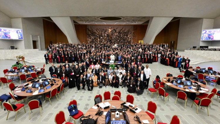 Учасники другої сесії XVI Звичайної загальної асамблеї Синоду єпископів