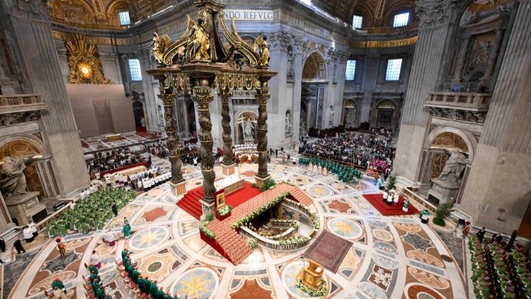 Der Baldachin des Bernini erstrahlt nach der Renovierung in neuem Glanz