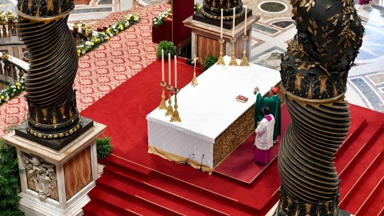 A sz&eacute;pen restaur&aacute;lt  baldachin csavaros bronzoszlopai