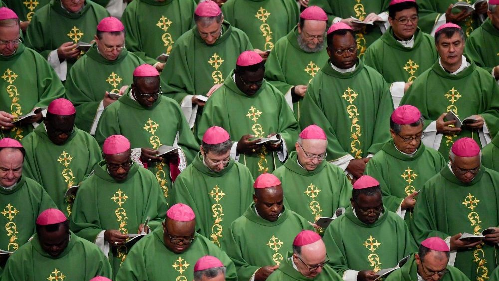 Les nombreux évêques présents lors de la messe de clôture du Synode. 