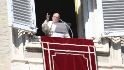 Papa Francesco benedice i fedeli alla fine della preghiera dell'Angelus