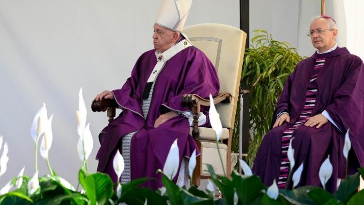 Papst Franziskus mit seinem Zeremonienmeister Diego Ravelli, der ihm als Zelebrant am Altar zur Seite stand