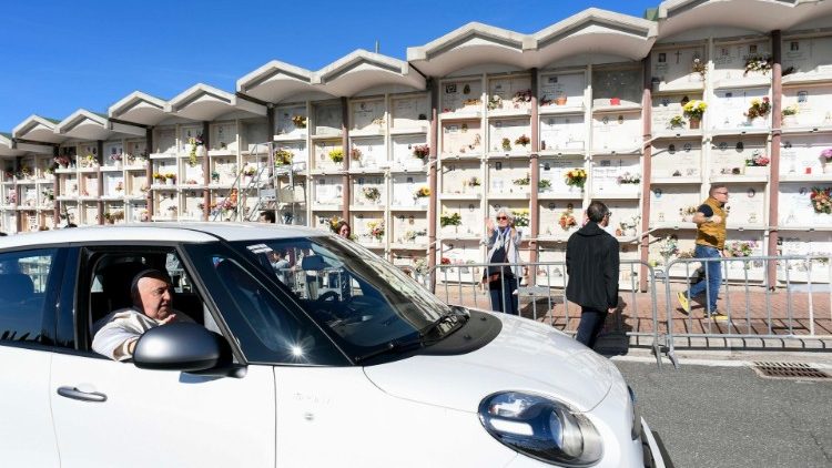 Ankunft auf dem Laurentino-Friedhof mit seinen typischen Kolumbarien: den oberirdischen Mauern, in denen sich übereinander angebrachte Nischen für die Aufnahme von Särgen und Urnen befinden