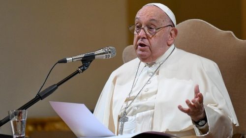 Papež: Milí básníci, pomozte nám snít