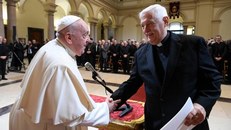 Le Pape argentin jésuite et le supérieur général vénézuelien de la Compagnie de Jésus, Arturo Sosa SJ, à l'occasion de la première venue de François à l'université pontificale grégorienne de Rome, le 5 novembre 2024.