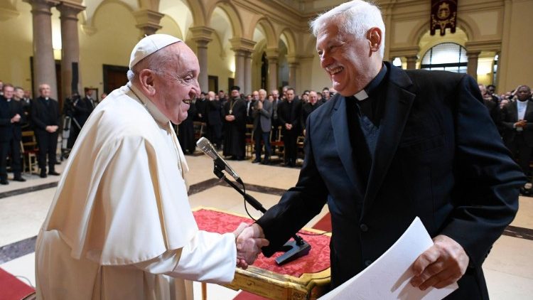 El Papa Francisco saluda al Padre Arturo Sosa, Prepósito General de la Compañía de Jesús y Vice Gran Canciller de la Pontificia Universidad Gregoriana de Roma. (Vatican Media)
