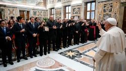 El Papa saluda a los participantes en la peregrinación promovida por las Agustinas de San Ildefonso, de Talavera de la Reina (España)