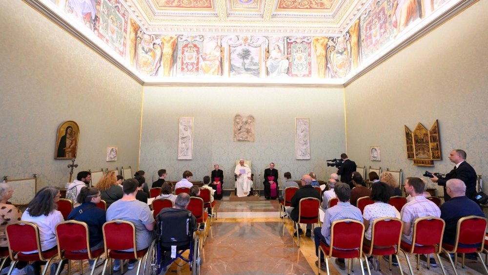 Francisco com grupo de voluntários e pessoas em situação de rua de Viena