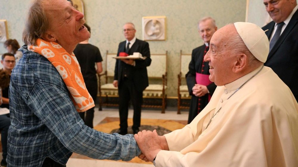 Francisco com grupo de voluntários e pessoas em situação de rua de Viena