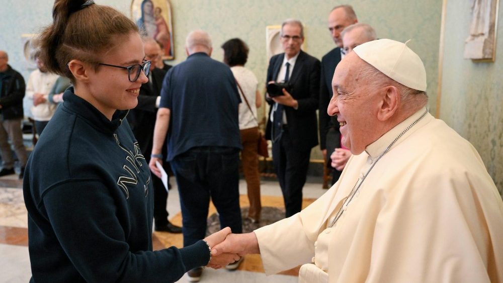 Francisco com grupo de voluntários e pessoas em situação de rua de Viena