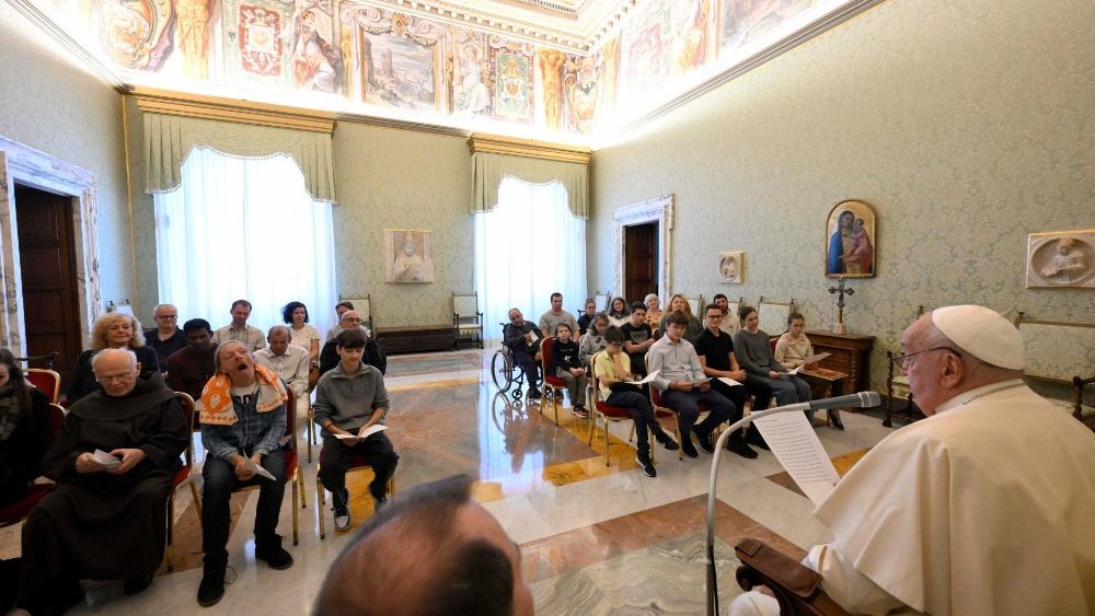 Francisco com grupo de voluntários e pessoas em situação de rua de Viena