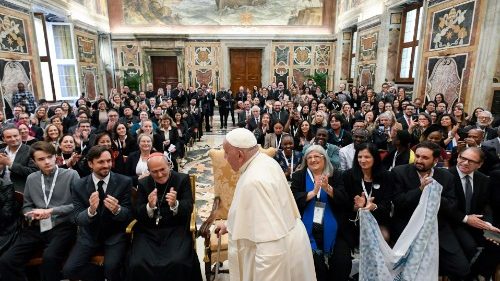 Le Pape prône une éducation catholique sans idéologies