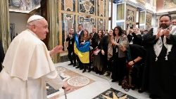 Papa com participantes do Simpósio Universitário "Service-Learning e Patto Educativo Globale"