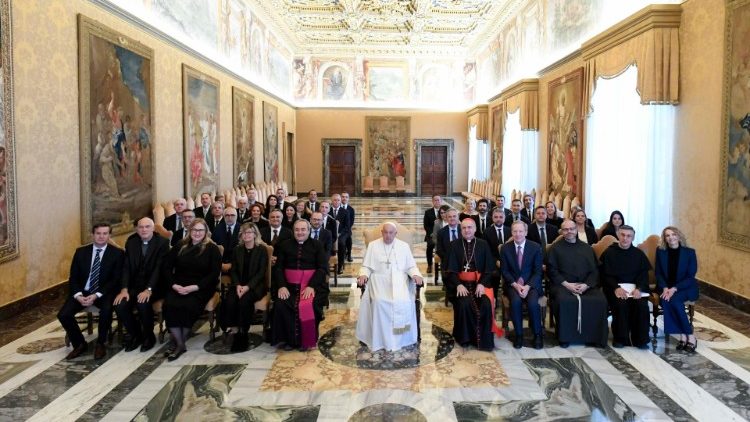La foto con i partecipanti all'udienza