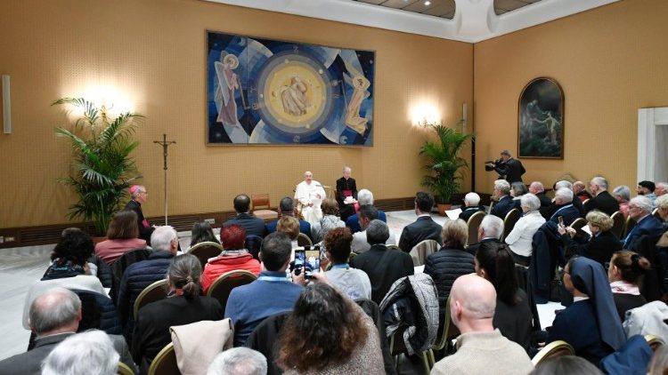 El Papa con los miembros del Foyer Notre-Dame des Sans-Abri y de la Asociación Amis de Gabriel Rosset