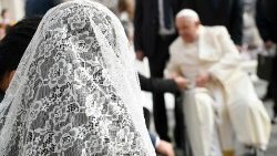 Il Papa al termine dell'udienza generale saluta i fedeli in Piazza San Pietro