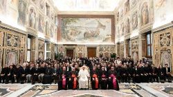 Heute im Vatikan: Papst Franziskus mit Mitgliedern des Dikasteriums für die Selig- und Heiligsprechungsprozesse