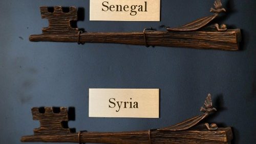 Papst segnet 13 Schlüssel neuer Häuser für obdachlose Familien