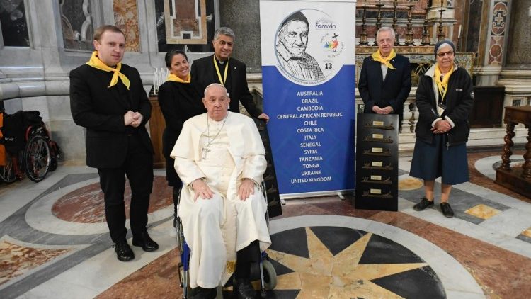 Franziskus im Petersdom mit Angehörigen der Vizentinischen Familie