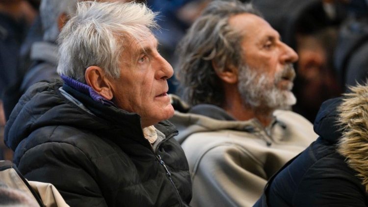 Precisamos aliviar as feridas dos pobres, exortou o Papa