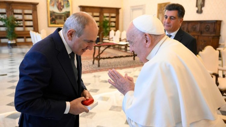 El Papa Francisco y Nikol Pashinyan, Primer Ministro de Armenia