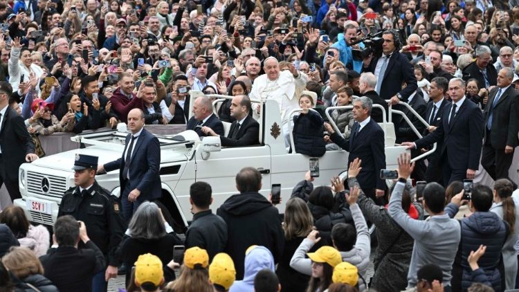 Il Papa tra i fedeli