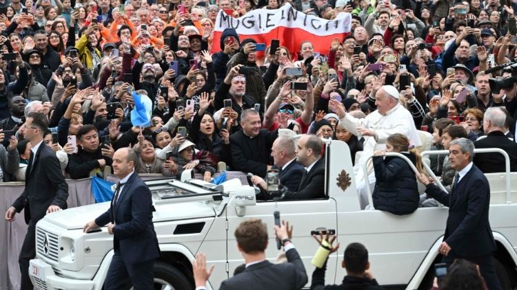 Паломники на площади Святого Петра (20 ноября 2024 г.)