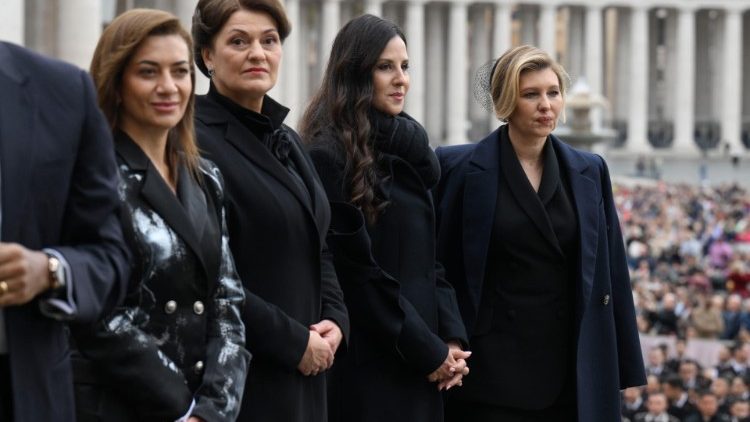 Les premières dames d’Ukraine, de Lituanie, de Serbie et d’Arménie lors de l'audience générale.