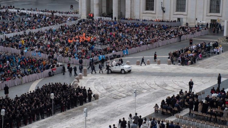 A Szent P&eacute;ter-t&eacute;r a zar&aacute;ndokokkal