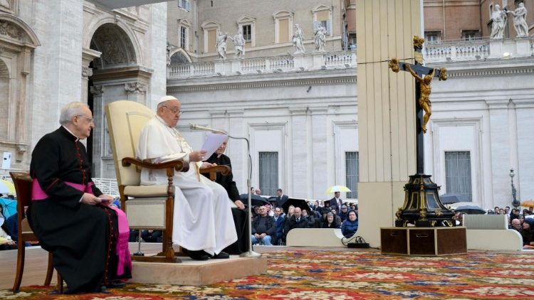 A Szentatya felolvassa katek&eacute;zis&eacute;t