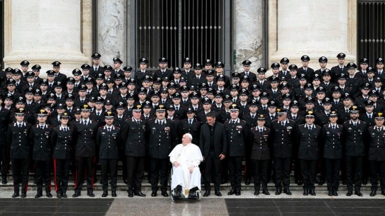 Francesco con alcuni rappresentanti dell'Arma dei Carabinieri