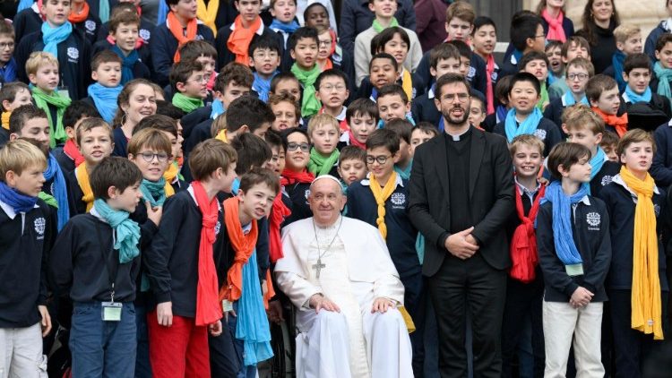Le Pape François et les enfants présents à l'audience du 20 novembre 2024