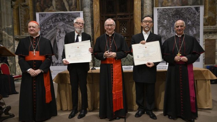 I premiati con i cardinali Parolin e Ravasi e l'arcivescovo Fisichella